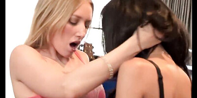 Nikki Phoenixxx featuring Summer Lynn and Tia Cyrus's nikkiphoenixxx smut