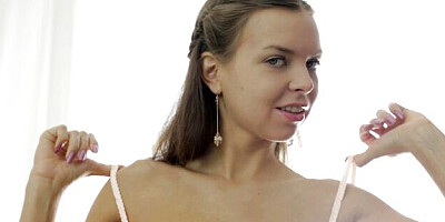 Goomah's small tits video