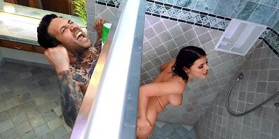 Inked stud analyzes sexy roommate with fake tits in the shower