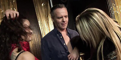 Chick's doggystyle sex by Shagging Moms