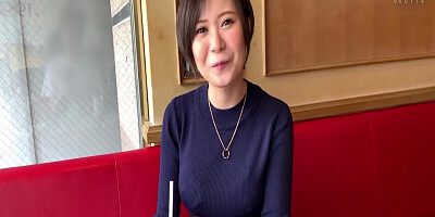 M624G07 Boyish with short hair, too erotic breasts and constriction, a bank clerk beauty rolls up with Gonzo SEX!