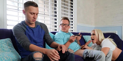 Lecherous teen bitch seduces nerdy gamer on hardcore fucking