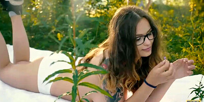 Casual outdoor sex of teen belle and elderly male