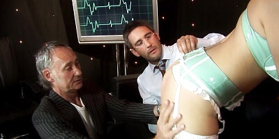 Tempting girlfriend's shaved sex