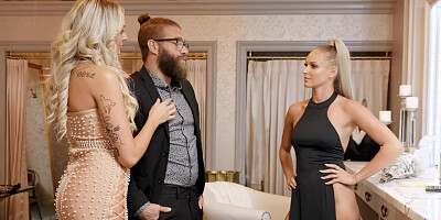 Amazing blondes in threesome with a lucky dude