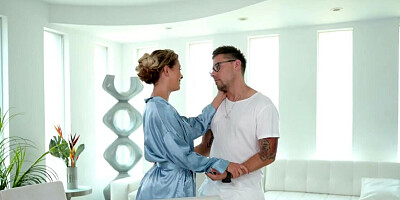 Pornstar tries her best fucking the client