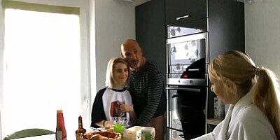 Stieftochter gefickt, ihre schockierte Freundin gelutscht