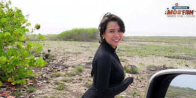 Busty milf wants to fuck hard in the car and earns a big pearl necklace cumshot