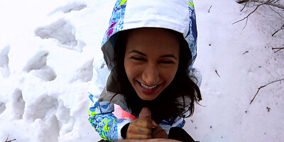 Wintertime outdoor blowjob from a brunette porn star