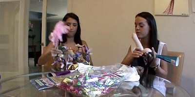 Natural Evi Fox and Rahyndee James at lesbian threesome clip