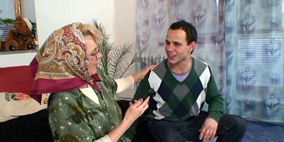 Old porn actress' pussy is drilled by the guest