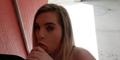 Man penetrates yes-girl in jean skirt in the fresh air