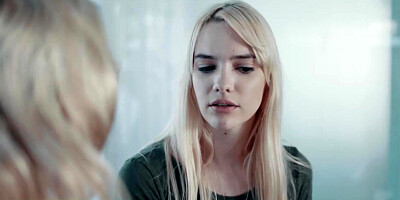 Blonde feels like porn queen when she tempts the teen