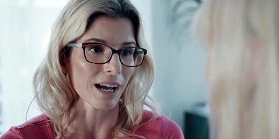 Blonde feels like porn queen when she tempts the teen