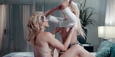 Blonde feels like porn queen when she tempts the teen