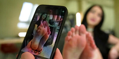 Hot brunette with nice feet getting her toes sucked on