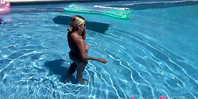 Smiling Jean Pallett and Julia De Lucia - outdoor smut