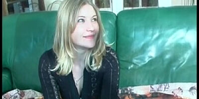 Ash-Blonde salope se fait defoncer le petit cul