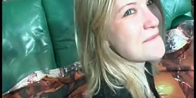 Ash-Blonde salope se fait defoncer le petit cul