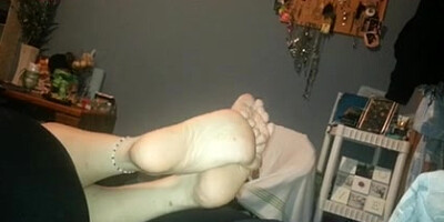 Salsa's sneaky footjob