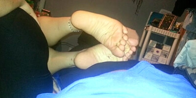 Salsa's sneaky footjob