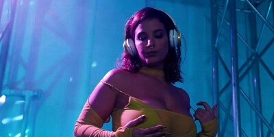 LaSirena69 dancing and showing off her amazing figure