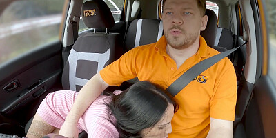 Juggy brunette Giulia Diamond gets boned in the taxi