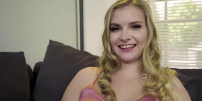 Taboo fuck turns out to be a good way to comfort stepsister