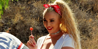 Jessy Jones and Kendra Sunderland are having steamy sex outside