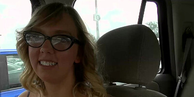 Nerdy lady Chase giving mouth and pussy in the car
