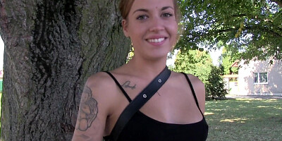 Nicole Love deepthroats dick outdoor & fucks the stranger in his car