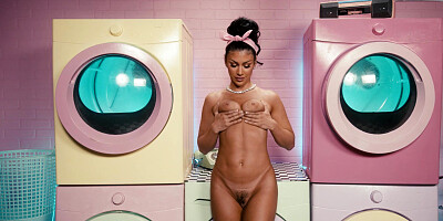 Queenie Sateen puts a great erotic show