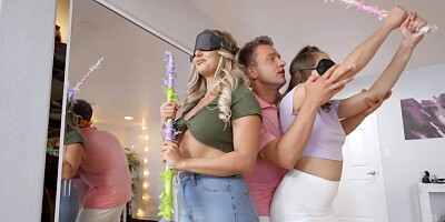 Threesome fuck is more interesting for the chicks than a pinata