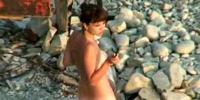 Espiando a pareja caliente en la playa privada