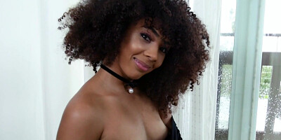 Curly haired bimbo Nia Nixon gets a cum blast in her face after servicing big dick