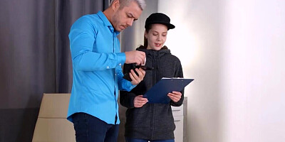 The delivery girl is giving a rimjob to the perverted dude