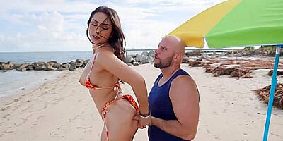 J Mac And Lilly Hall In Walks At The Beach And Finds Gorgeous Babe Ready To Get Her Pussy Dripping Wet