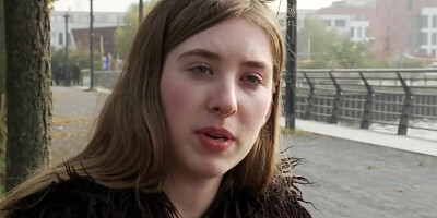 Lara genießt es, eins mit der Natur zu sein