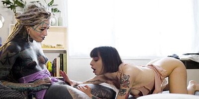 Anuskatzz and Silvia's pussy licking action