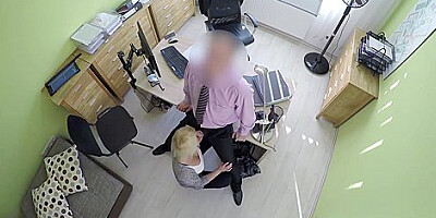 Cherie Donne Une Poule Mouillee Pour Le Forage A Un Agent De Credit Mechant