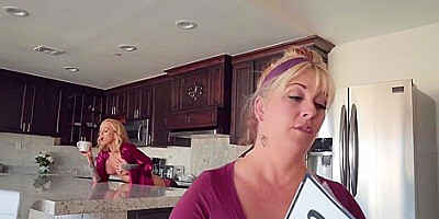 Jessy Jones And Sarah Jessie In Perverted Mind-blowing Sex