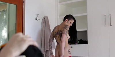 Inked lesbian roommates enjoy hot coupling