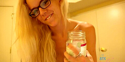 Horny pornstar Halle Von in Exotic Skinny, Handjobs sex movie