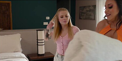 Carmela Clutch Shows Paris White The Good Vibrations