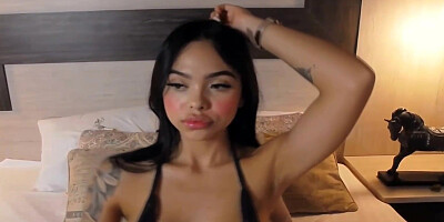 Hot and Seductive Babe Gets Naughty on Cam