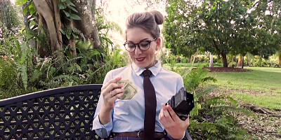 Sexy photographer gives up her pussy for some cash