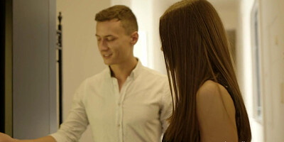 Estate agent focuses on sex with the eye-catching girl