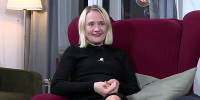 Lena verwöhnt sich auf dem Fußboden