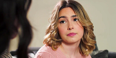 Brunette babe facesits lesbian customer