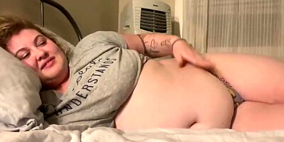 Nasty ash-blonde PLUS-SIZE is posing on live webcam with her abdomen unsheathed, just for joy